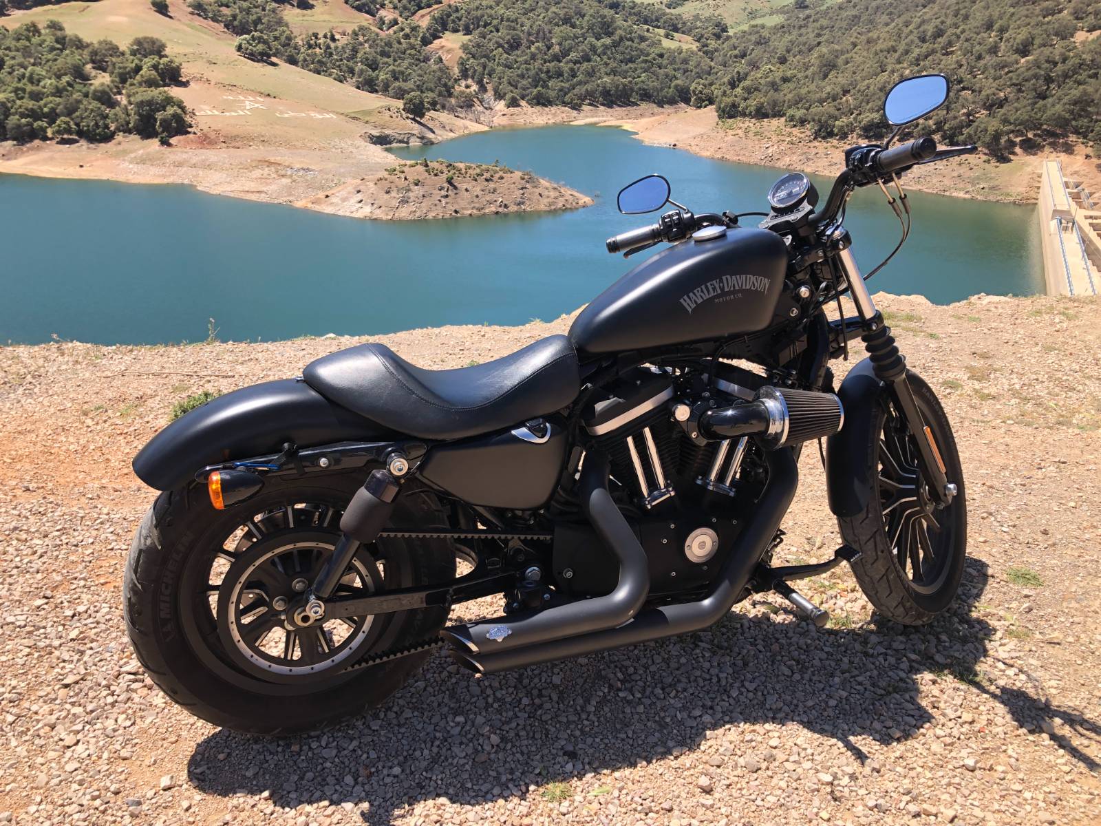 Harley-Davidson-iron-883-en-parfait-etat-et-FULL-OPTION